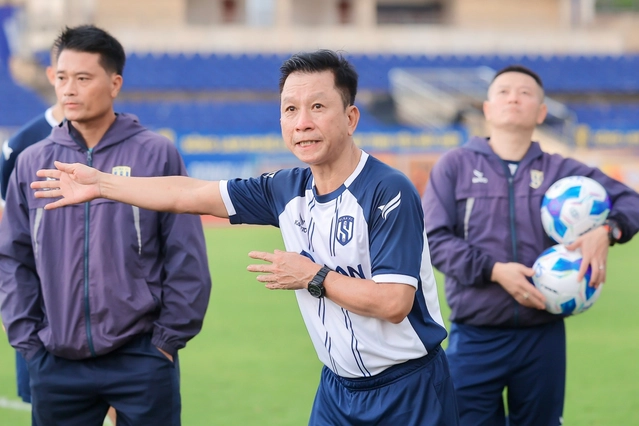 Phản ứng của HLV Văn Sỹ Sơn khi thắng trận đầu cùng SLNA